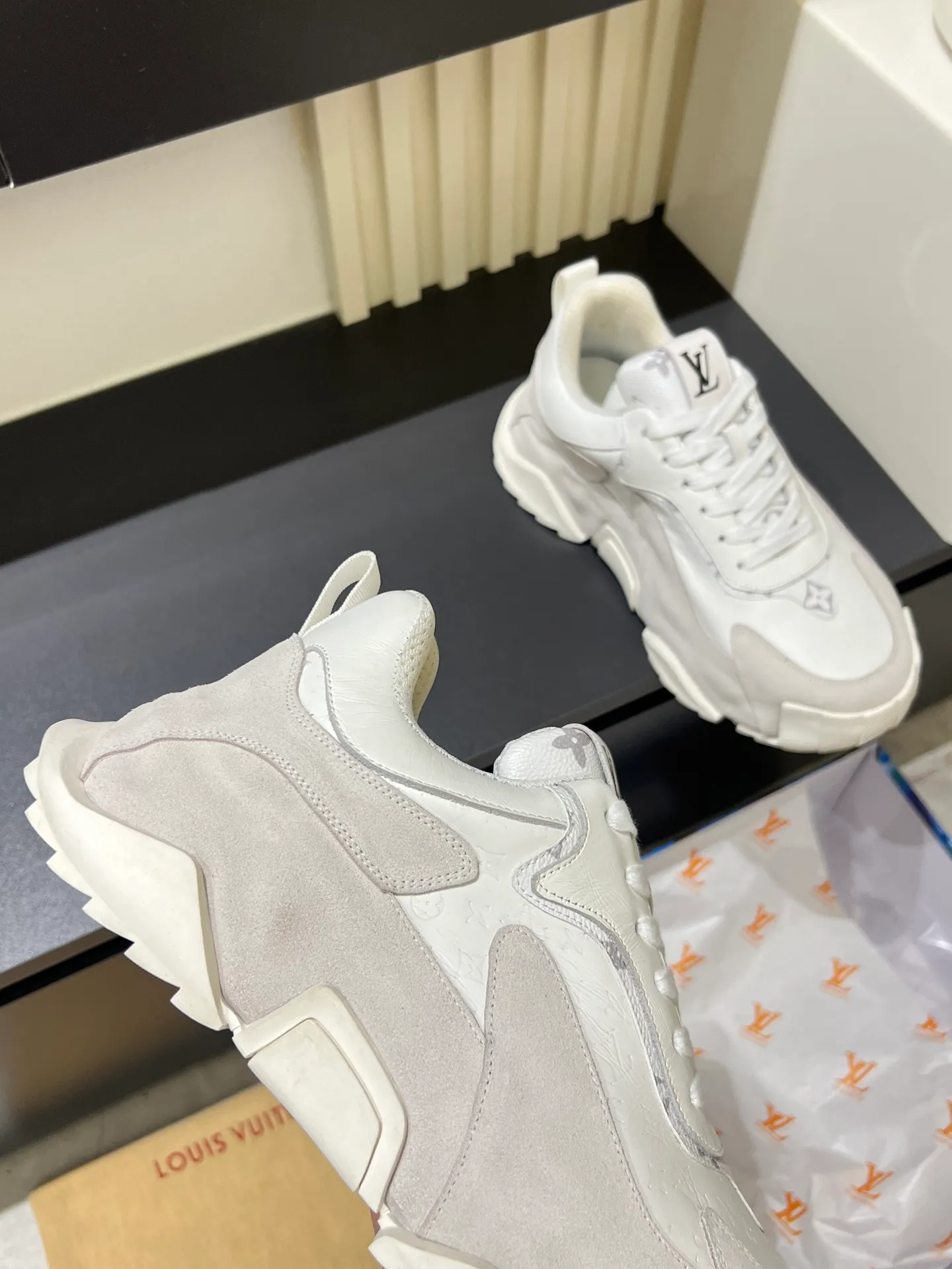 p600 "LOUI* VUITTO*" popular men's casual shoes, genuine development in Italy 💯Purchasing level quality ✔️The upper is made of first-layer cowhide, comfortable and soft sheepskin feet ⚡️ Fashionable and versatile, the toe last shape is firm and full, the soles are made from original LV molds and can be freely entered and exited the counter. Light and comfortable on the feet~Purely handmade, details determine quality! Size:39-44!